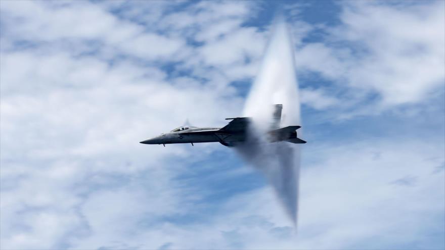 Esta foto de la Marina de EE.UU. obtenida el 21 de agosto de 2017 muestra un F/A-18E Super Hornet durante un simulacro aéreo en el océano Atlántico.