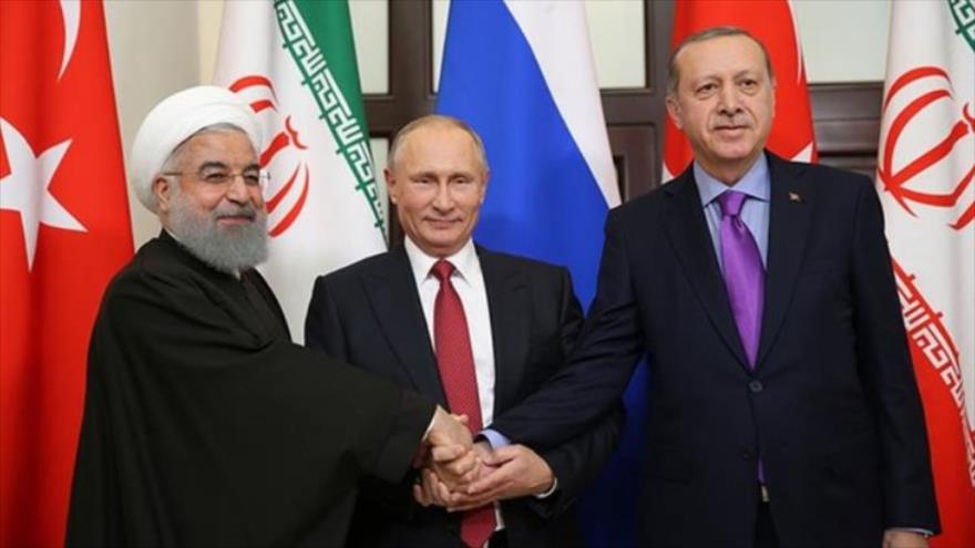 El presidente de Rusia, Vladimir Putin, se reúne con sus homólogos de Irán y Turquía, Hasan Rohani y Recep Tayyip Erdogan, 22 de noviembre de 2017.