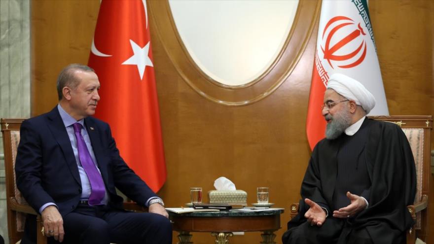 El presidente de Irán, Hasan Rohani, se reúne con su homólogo turco, Recep Tayyip Erdogan, en Rusia, 22 de noviembre de 2017.