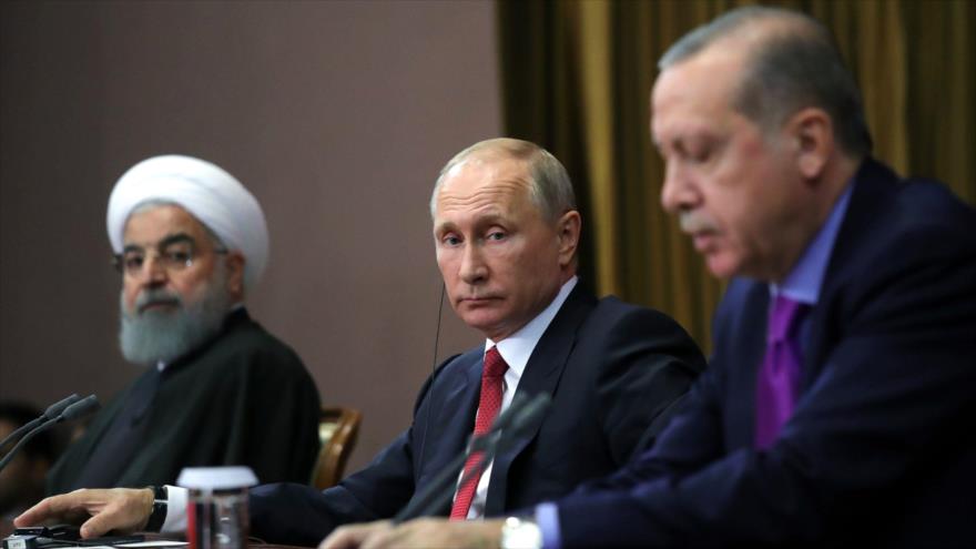 (De izda) Presidentes de Irán, de Rusia y de Turquía, en una rueda de prensa conjunta en Sochi, Rusia, 22 de noviembre de 2017.