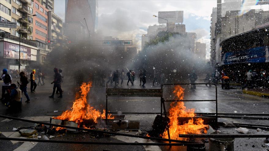 Opositores venezolanos protestan contra la apertura de la Asamblea Nacional Constituyente (ANC), Caracas, capital de Venezuela, 4 de agosto de 2017.