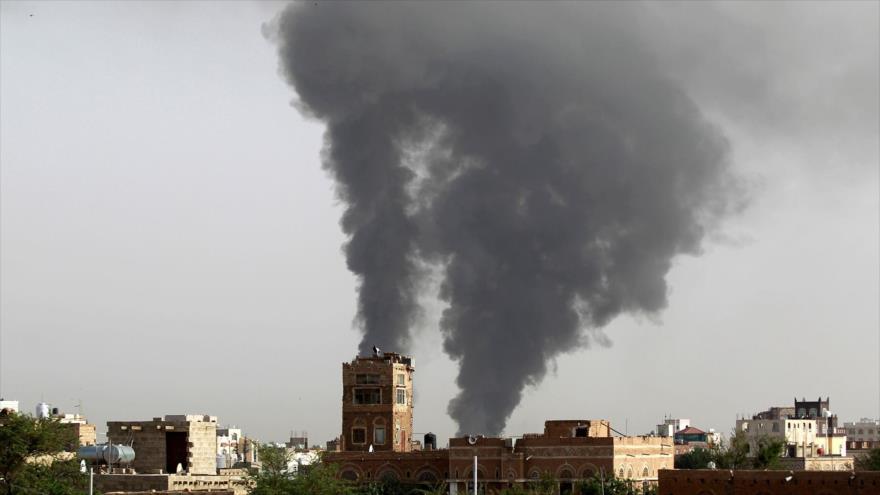 Columna de humo provocada por un bombardeo saudí contra la capital yemení, Saná, 7 de julio de 2015.