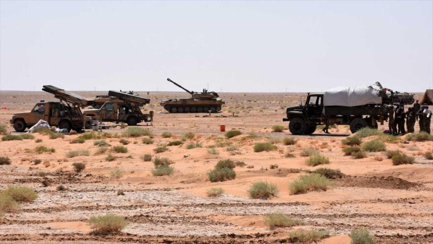 Los vehículos blindados del Ejército sirio asisten en una operación contra los terroristas de Daesh en la provincia siria de Deir Ezzor.