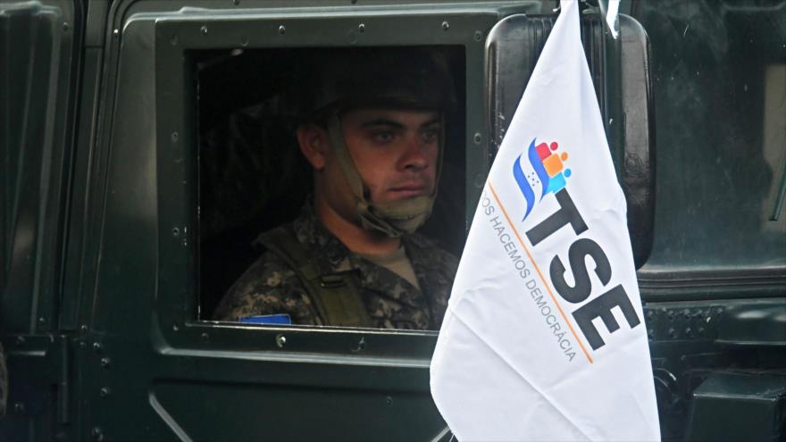 Un soldado hondureño durante la distribución del material electoral para elecciones presidenciales, Tegucigalpa (capital), 20 de noviembre de 2017.
