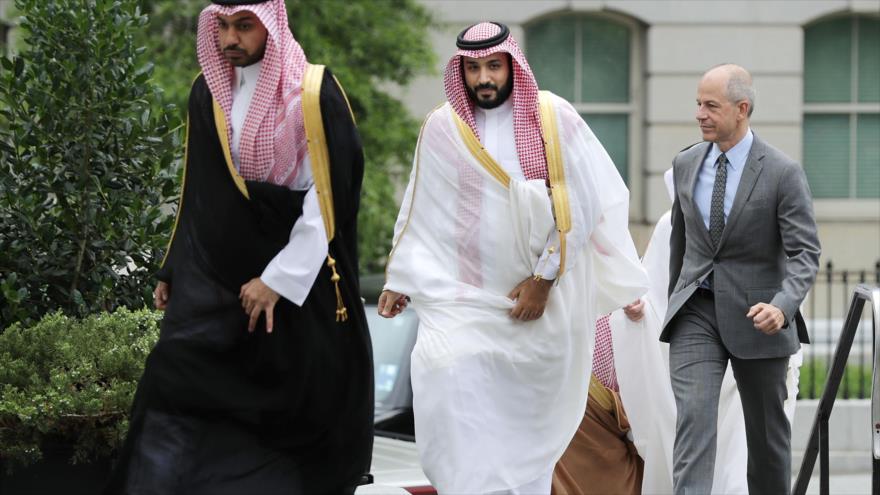 El príncipe heredero saudí, Mohamad bin Salman (centro), visita la Casa Blanca, junio de 2017.