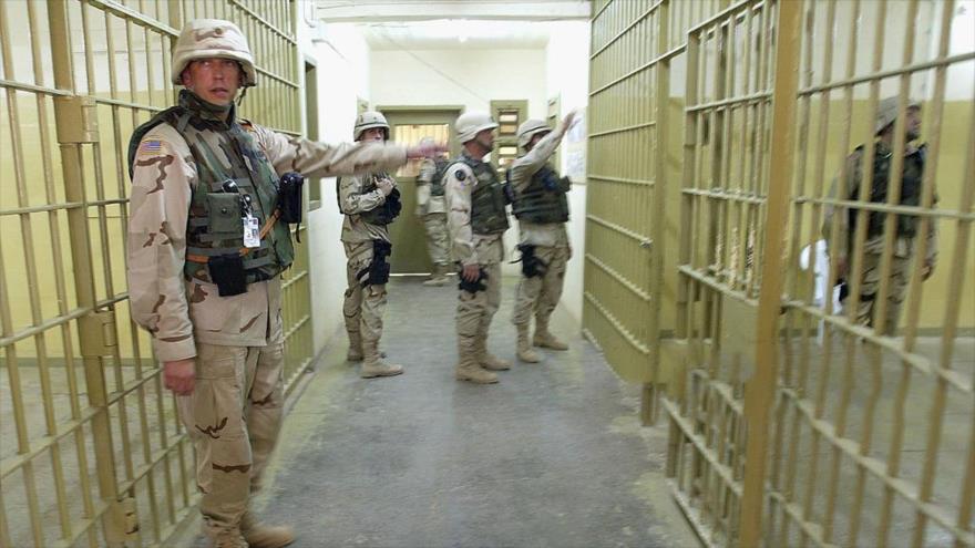 Soldados estadounidenses desplegados en la prisión de Abu Ghraib, en Irak, 10 de mayo de 2004.