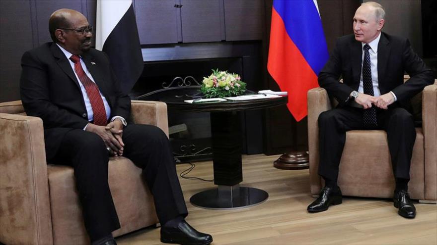 El presidente de Sudán, Omar al-Bashir, se reúne con su homólogo ruso, Vladimir Putin, en Sochi, 23 de noviembre de 2017.
