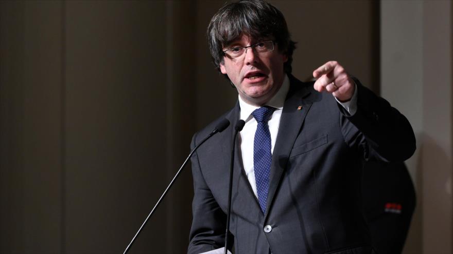 El cesado presidente de Cataluña, Carles Puigdemont, habla en evento en Bruselas, 7 de noviembre de 2017.