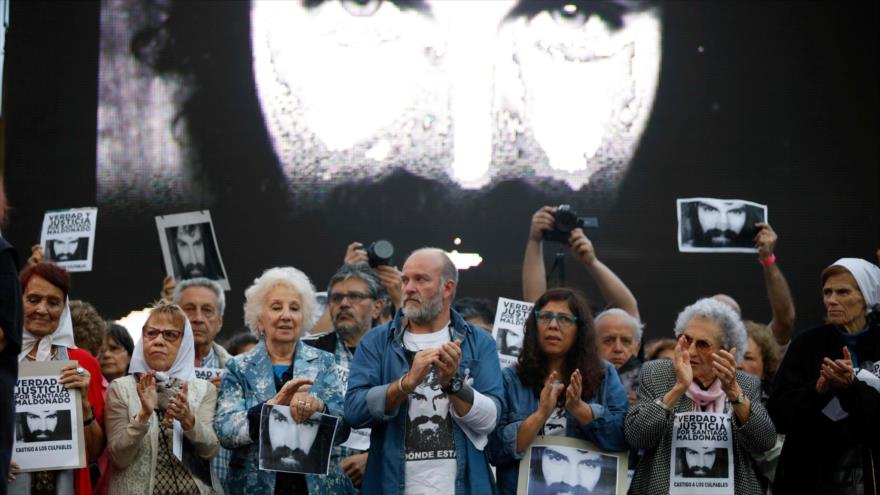 Sergio Maldonado (C), asiste a una marcha para pedir justicia por la muerte de su hermano Santiago, Buenos Aires, 1 de noviembre de 2017.