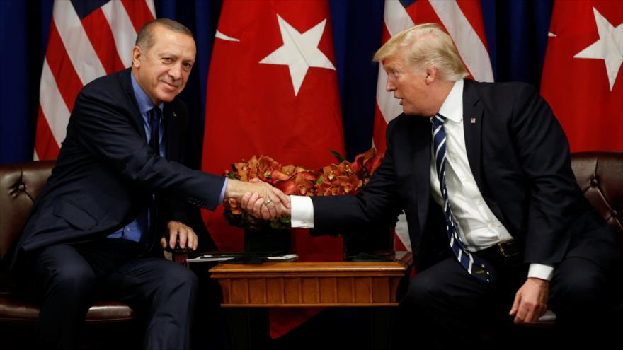 El presidente de EEUU, Donald Trump (dcha.), estrecha la mano de su par turco, Recep Tayyip Erdogan, Nueva York, septiembre de 2017.