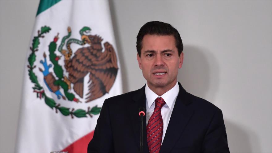 El presidente de México, Enrique Peña Nieto, habla en una rueda de prensa al margen de la cumbre de APEC en Vietnam, 11 de noviembre de 2017.