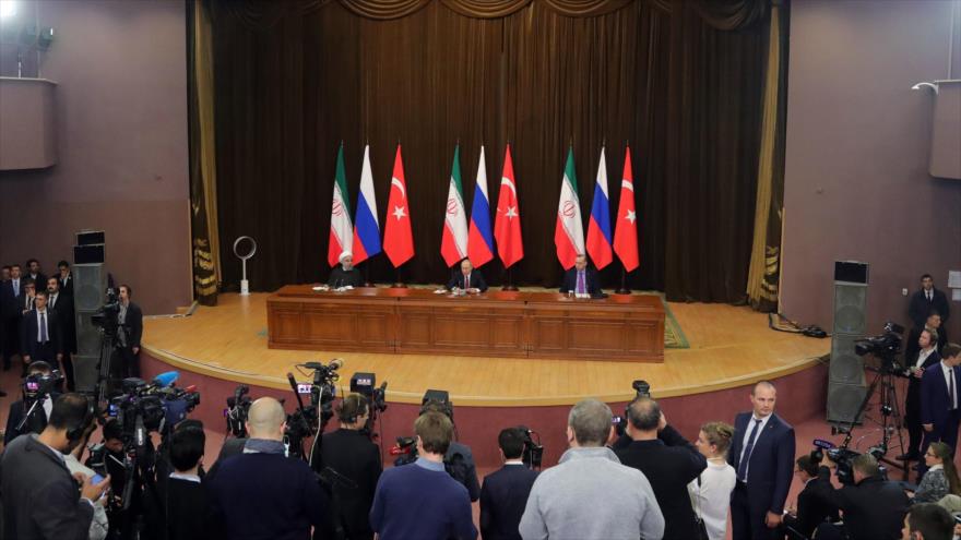 Presidentes de Irán, Hasan Rohani (izda.); de Rusia, Vladimir Putin (centro); y de Turquía, Recep Tayyip Erdogan, en Sochi, 22 de noviembre de 2017.