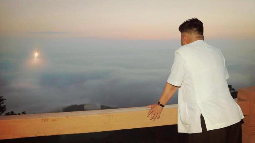 El líder norcoreano, Kim Jong-un, observa el lanzamiento de un misil balístico.