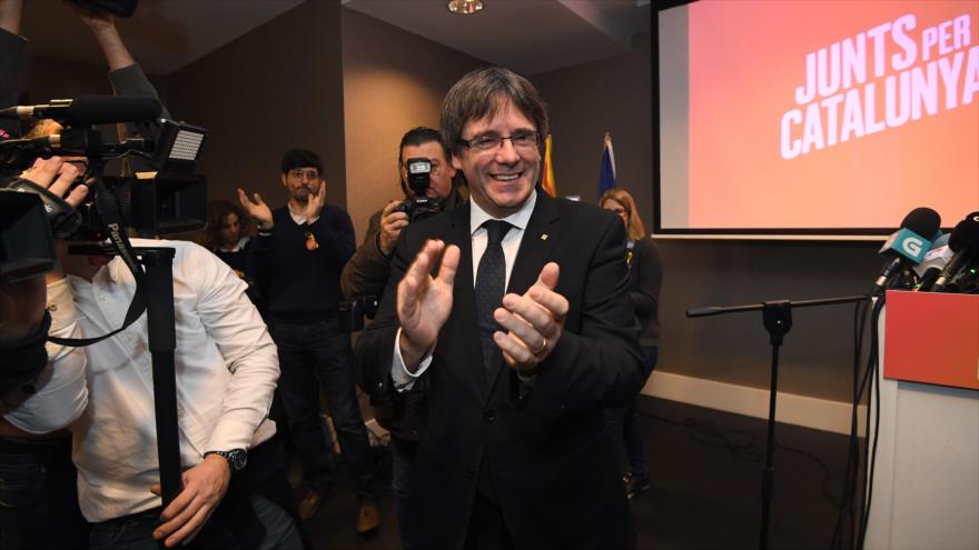 El expresidente de Cataluña Carles Puigdemont llega a la conferencia de prensa en Oostkamp, Bélgica, 25 de noviembre de 2017.