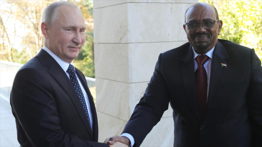 El presidente de Sudán, Omar al-Bashir (dcha.), junto a su par ruso, Vladimir Putin, en una reunión en la ciudad rusa de Sochi, 23 de noviembre de 2017.