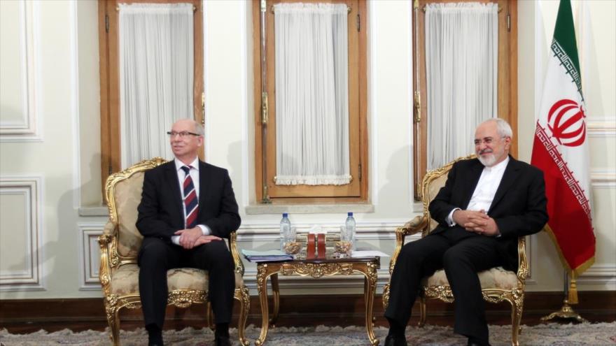 El canciller iraní, Mohamad Yavad Zarif (dcha.), se reúne con el eurodiputado Janusz Lewandowski, Teherán, 25 de noviembre de 2017.