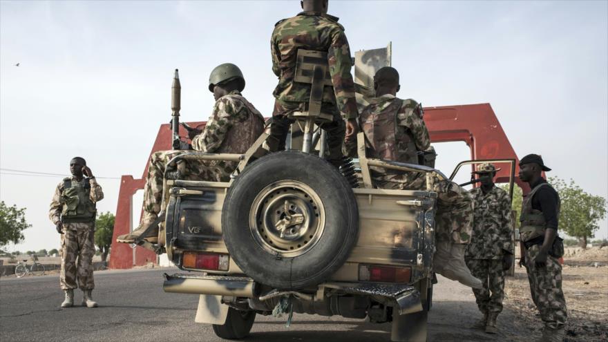Tropas nigerianas, a bordo de un vehículo militar en la ciudad de Maiduguri, noreste de Nigeria.