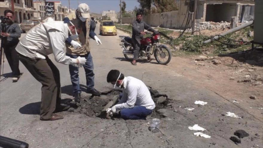 
Investigadores locales examinan los restos del contenedor del gas químico Sarín en Jan Sheijun, en la provincia siria de Idlib.
