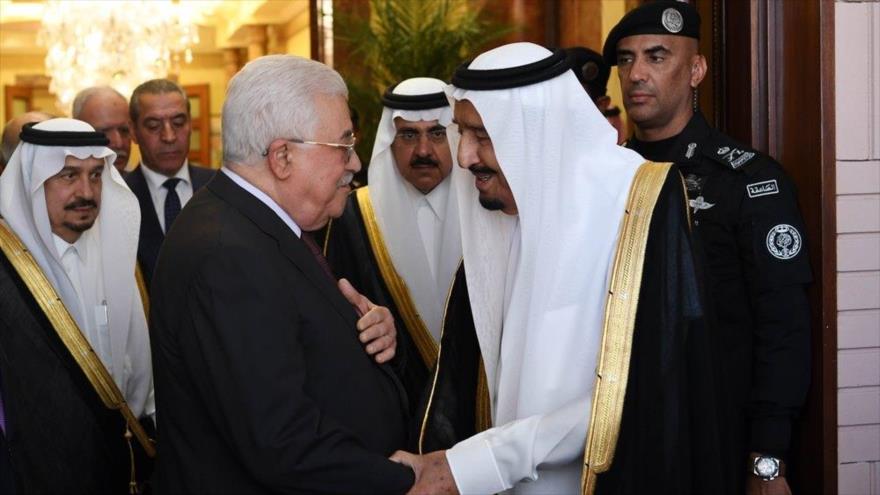 El presidente palestino, Mahmud Abás (izda.) se reúne con el rey saudí, Salman bin Abdulaziz en Riad, 7 de noviembre de 2017.