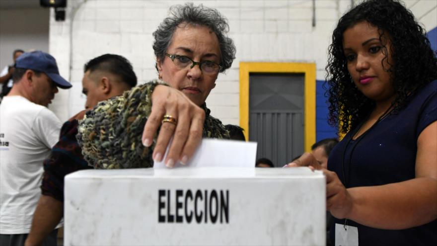 Una ciudadana hondureña deposita su voto en una mesa electoral en Tegucigalpa durante las elecciones generales, 26 de noviembre de 2017.
