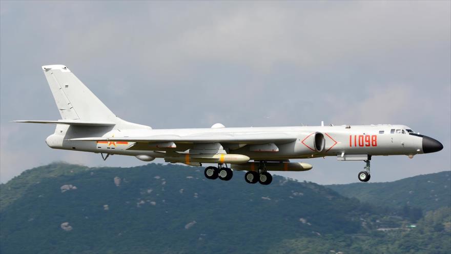 Un bombardero nuclear Xian H-6K de la Fuerza Aérea de China.