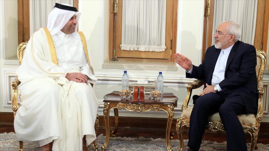 El canciller de Irán, Mohamad Yavad Zarif, (drcha.) se reúne con el ministro de Economía de Catar, Ahmed bin Yasin al Thani, 26 de noviembre de 2017.