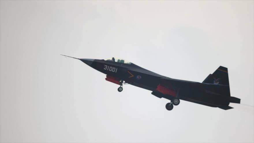 Un caza J-31 chino en pleno vuelo en Zhuhai, provincia de Guangdong, sur de China.