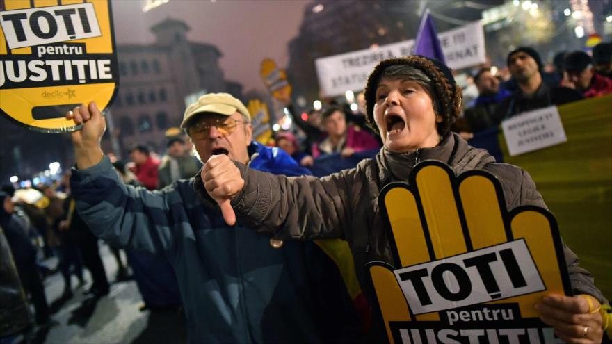 Miles de rumanos protestan contra el Gobierno en Bucarest