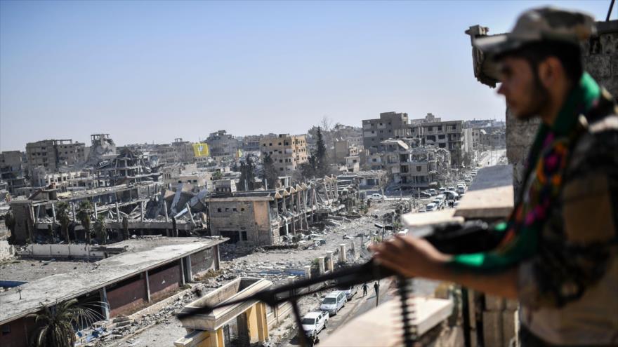 Efectivo de las Fuerzas Democráticas Sirias (FDS) montan guardia en una azotea en Al-Raqa, 20 de octubre de 2017.