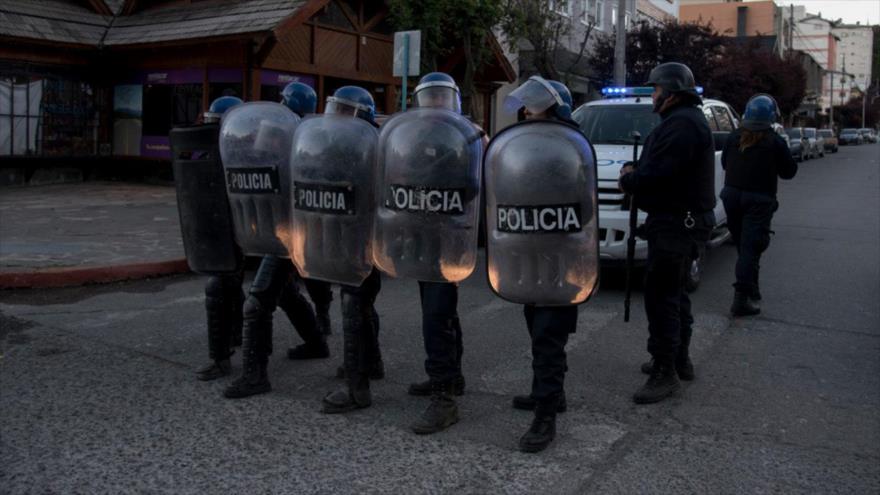 Policías de Argentina desplegadas cerca del hospital donde murió un activista mapuche tras recibir una bala, 26 de noviembre de 2017.