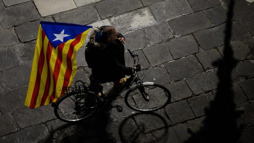Un hombre sosteniene una bandera catalana independentista durante una manifestación en Barcelona, 21 de noviembre de 2017.