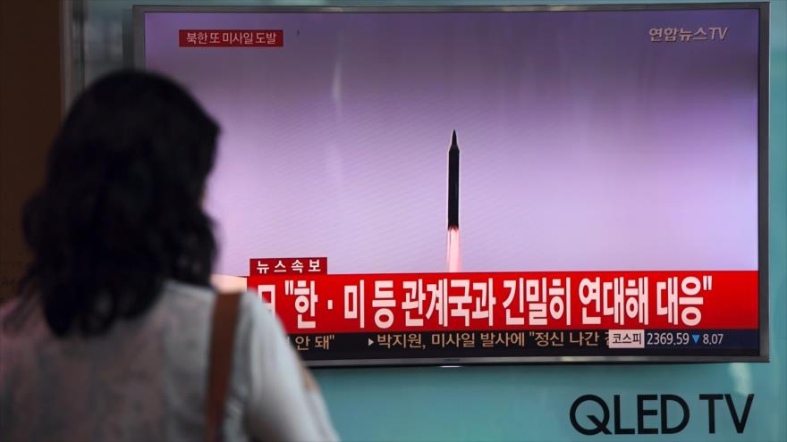El momento del lanzamiento de un misil norcoreano desde una pantalla de televisión en una estación de tren en Seúl, 15 de septiembre de 2017.