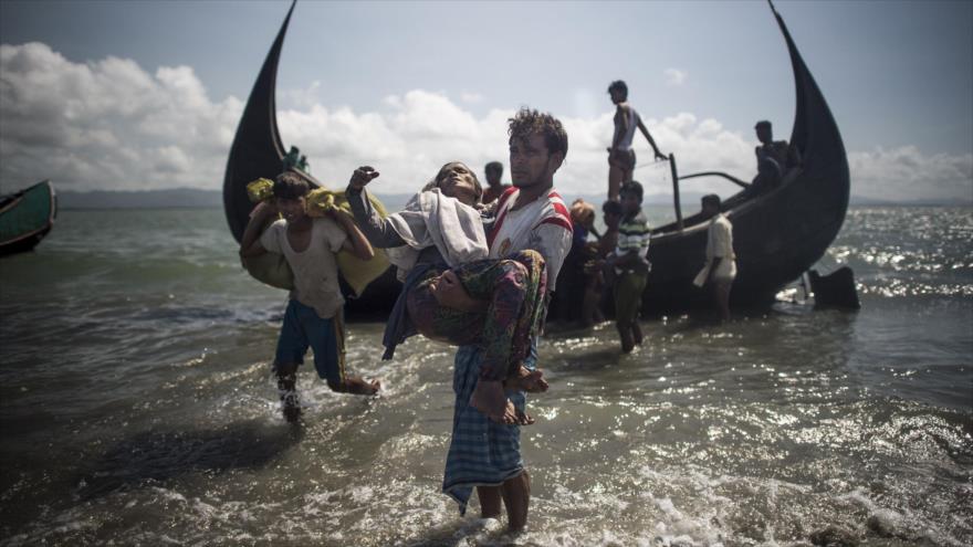 Musulmanes rohingyas tras cruzar el río Naf en la ciudad de Teknaf, Bangladés, 30 de septiembre de 2017.
