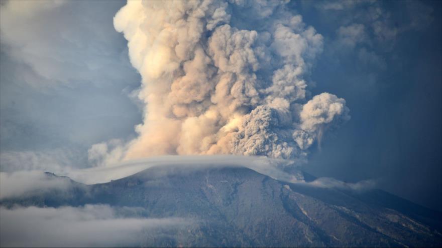 Por temor a volcán Agung, sigue cerrado aeropuerto de Bali