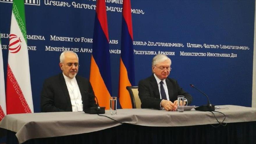 El canciller iraní, Mohamad Yavad Zarif (izda.), en una rueda de prensa conjunta con su par armenio, Edward Nalbandian, 28 de noviembre de 2017.
