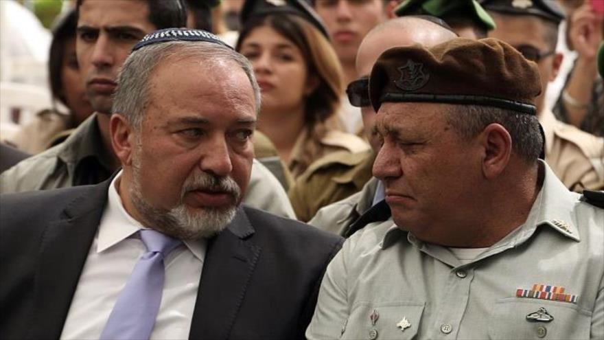 El ministro israelí para asuntos militares, Avigdor Lieberman (izda.) y Gadi Eizenkot en un acto en Al-Quds (Jerusalén), 13 de octubre de 2016.