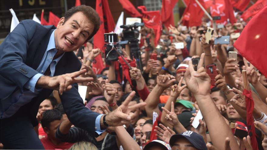 El candidato opositor Salvador Nasralla saluda a sus partidarios en Tegucigalpa, capital hondureña, 27 de noviembre de 2017.