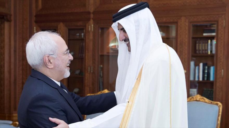 El emir de Catar, el sheij Tamim bin Hamad Al Thani (dcha.), se reúne con el canciller iraní, Mohamad Yavad Zarif, en Doha, 3 de octubre de 2017.