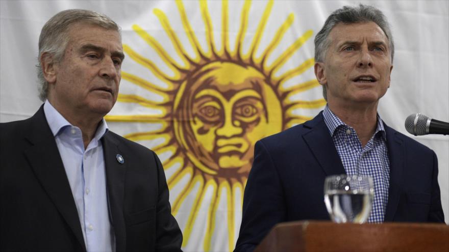 El presidente argentino, Mauricio Macri (dcha.), y el ministro de Defensa, Óscar Aguad, durante una rueda de prensa, 24 de noviembre de 2017.