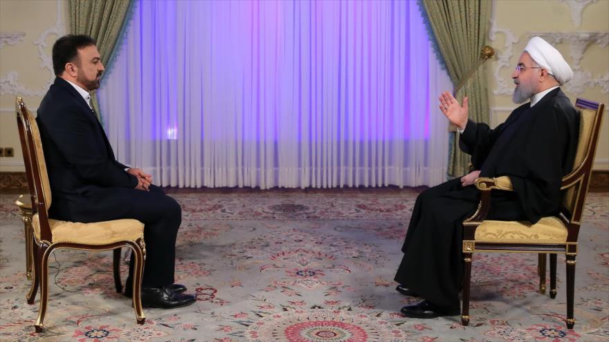 El presidente iraní, Hasan Rohani, ofrece balance de su gestión en los primeros 100 días de su nuevo mandato en una entrevista televisiva, 28 de noviembre de 2017.