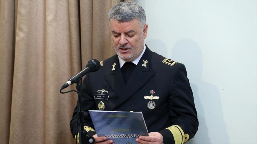 Comandante de la Fuerza Naval del Ejército de Irán, el almirante Husein Janzadi, informa al Líder de la Revolución Islámica, 28 de noviembre de 2017.