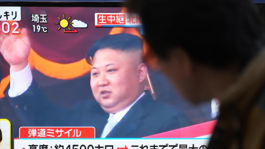 Una pantalla de televisión en Tokio, capital de Japón, muestra al líder norcoreano, Kim Jong-un, 29 de noviembre de 2017.