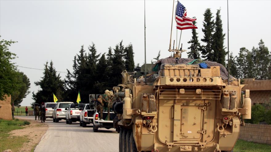 Fuerzas estadounidenses, acompañadas por los rebeldes kurdos, conducen sus vehículos blindados en Siria, 28 de abril de 2017. 