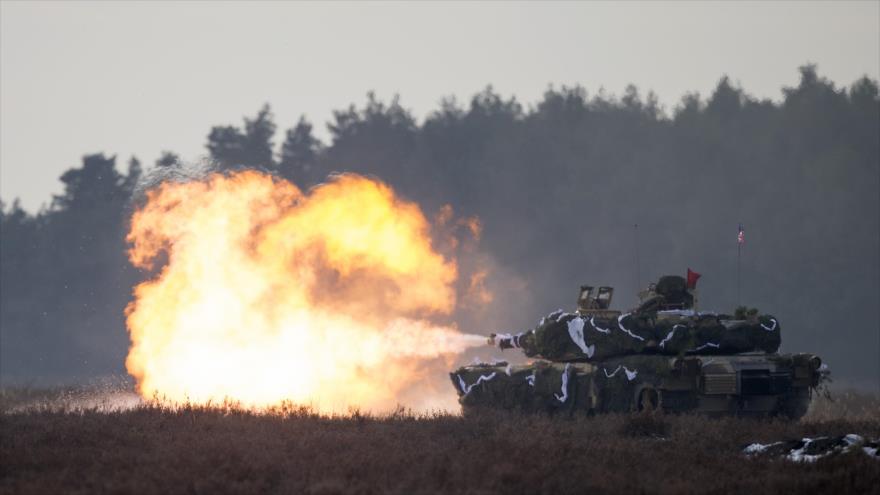 Un tanque dispara en ejercicios militares de la OTAN, 30 de enero de 2017.