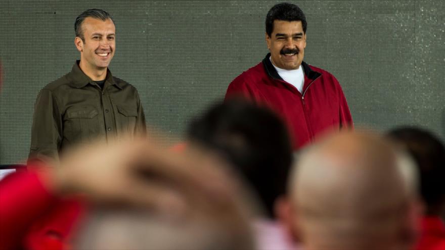 El presidente venezolano, Nicolás Maduro (dcha.), y su vicepresidente, Tareck El Aissami, se reúnen con los trabajadores de PDVSA, 31 de enero de 2017.