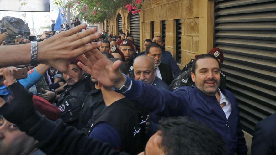 El primer ministro libanés, Saad Hariri, saluda a sus seguidores a su llegada a su casa en Beirut, 22 de noviembre de 2017.
