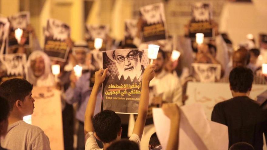 Bareiníes sostienen imágenes del líder de la oposición, el sheij Isa Ahmad Qasem, durante una manifestación antigubernamental en Manama (capital).