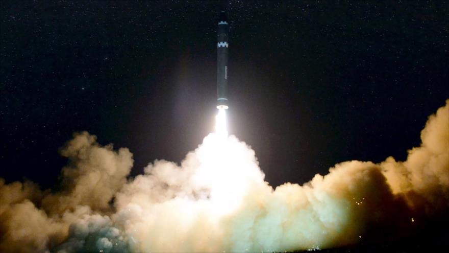 El momento del disparo del misil balístico norcoreano ‘Hwasong-15’, lanzado desde Pyongsong, 28 de noviembre de 2017.