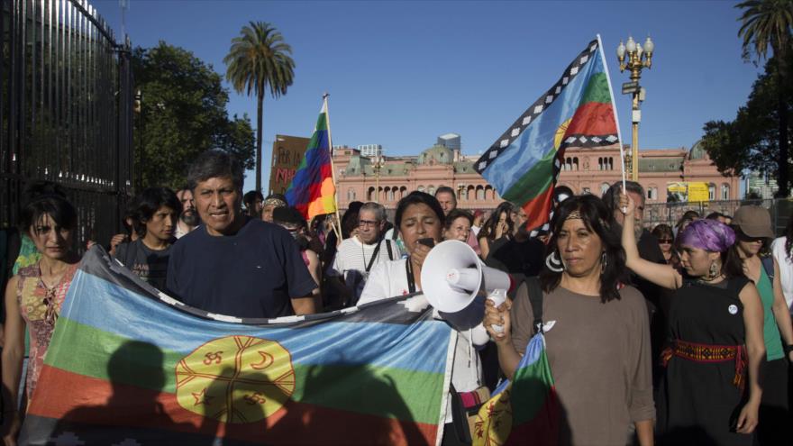 Indígenas mapuches y otros activistas participan en una protesta en la Plaza de Mayo en Buenos Aires (capital argentina), 26 de noviembre de 2017.