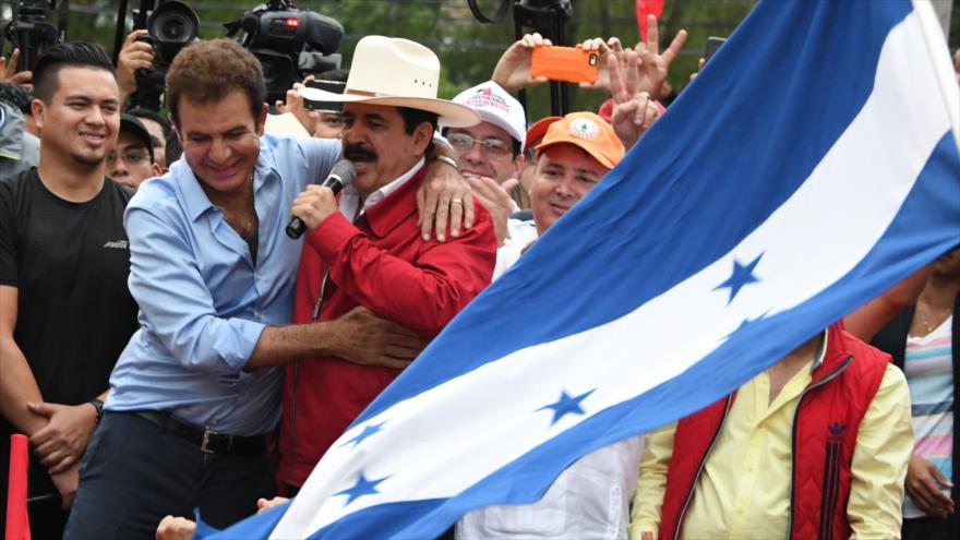 El expresidente de Honduras Manuel Zelaya habla en una marcha frente al Tribunal Supremo Electoral, Tegucigalpa, 27 de noviembre de 2017.
